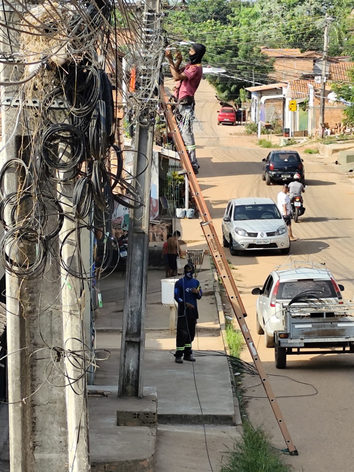 Técnicos da Forte Internet realizando lançamento de cabos de fibra óptica em Marabá